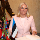Crown Princess Mette-Marit sings the guest book at the President's Office. Photo: Lise Åserud, NTB scanpix